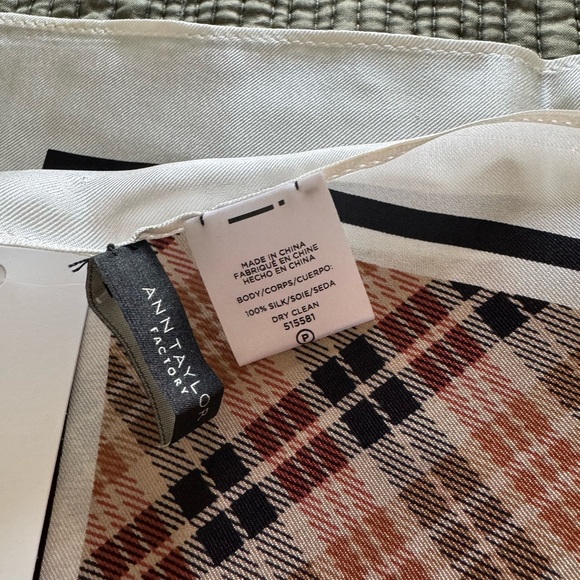 100% Silk Ann Taylor Scarf - Picture 4 of 7